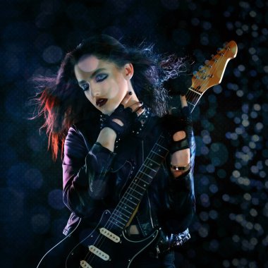 Rock yıldızı gitarıyla poz veriyor.