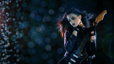 Rock yıldızı gitarıyla poz veriyor.