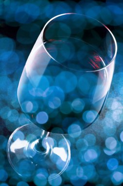 Şarap kadehinde kırmızı şarap, siyah arka plan.