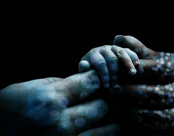 Bayi Tangan Memegang Tangan Ibu Terisolasi Pada Hitam — Stok Foto