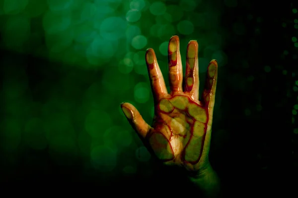 Kvinnans Blodiga Hand Mot Ett Glasfönster — Stockfoto
