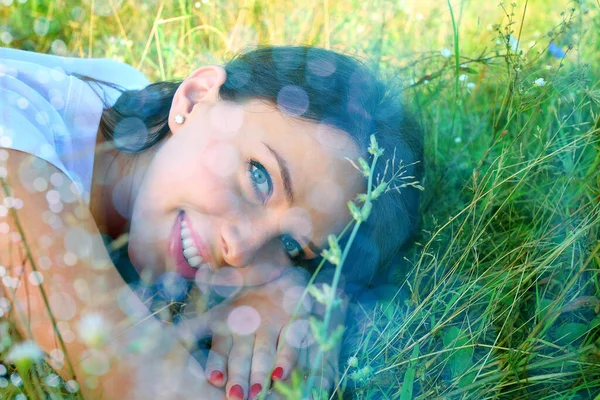 Retrato Uma Jovem Mulher Relaxando Parque — Fotografia de Stock