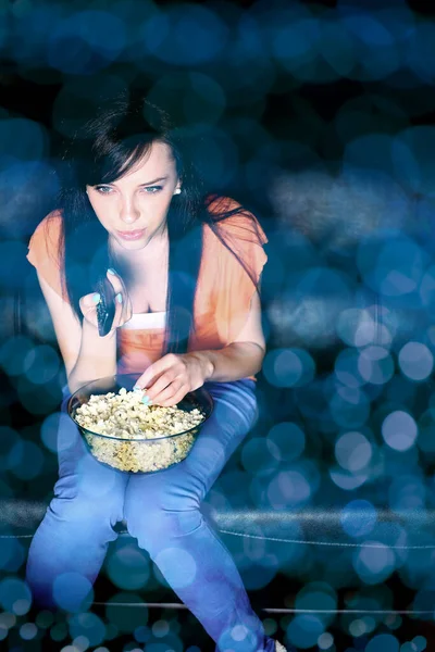 Jovem Mulher Assistindo Comendo Pipocas — Fotografia de Stock