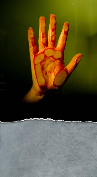 Kvinnans Blodiga Hand Mot Ett Glasfönster — Stockfoto