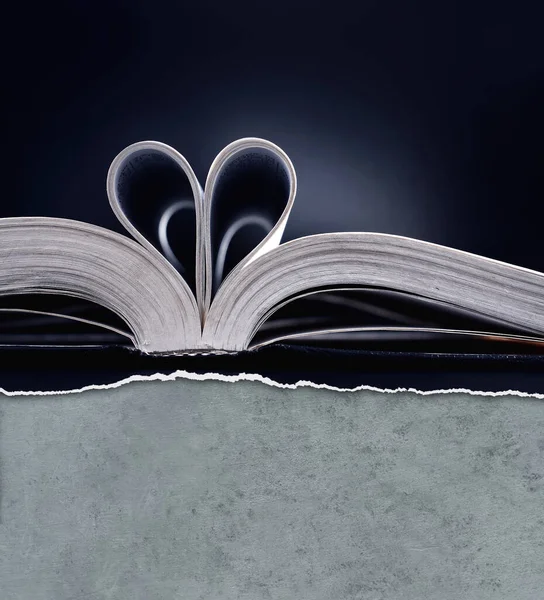 Herzförmige Seiten Eines Buches Isoliert Auf Schwarz — Stockfoto