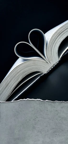 Herzförmige Seiten Eines Buches Isoliert Auf Schwarz — Stockfoto
