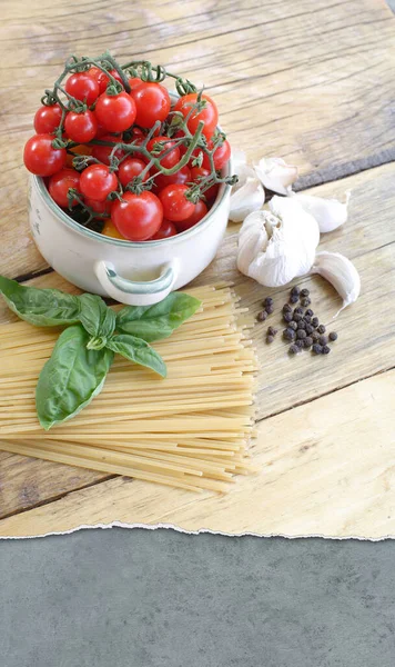 Kirschtomaten Knoblauch Und Spaghetti — Stockfoto