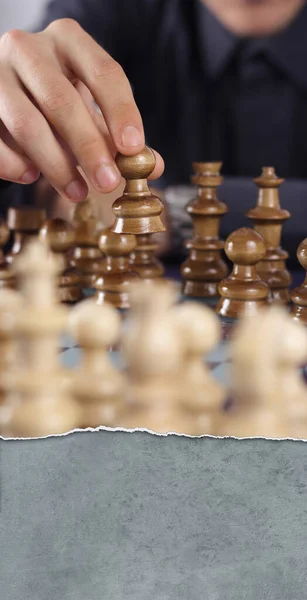 Empresario Jugando Ajedrez Hace Primer Movimiento — Foto de Stock