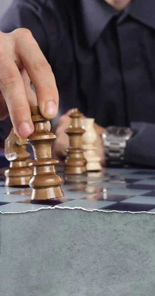 Geschäftsmann Spielt Schachspiel Strategiekonzept — Stockfoto