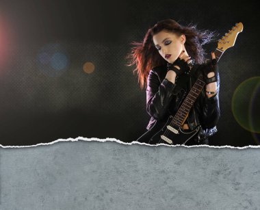 Rock yıldızı gitarıyla poz veriyor.