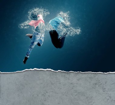 Termometreye bakan kadın