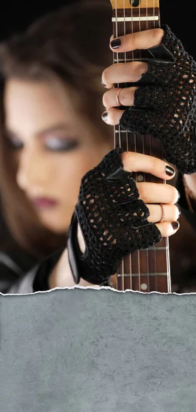 Gitarzysta Trzymający Jej Instrument — Zdjęcie stockowe