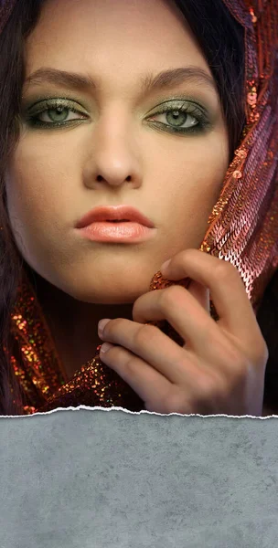 Mulher Usando Maquiagem Glamourosa Capuz Lantejoulas — Fotografia de Stock