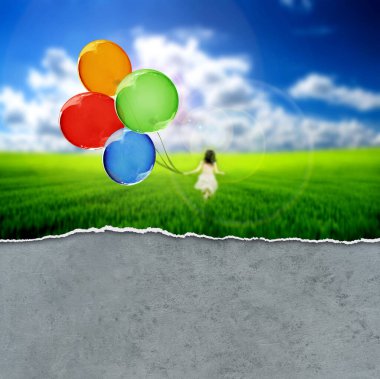 Yeşil çayırdaki çocuk renkli balonlarla oynuyor. 