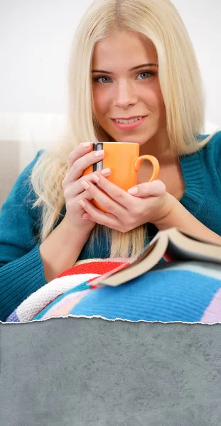 ブロンドの女がお茶を飲む — ストック写真