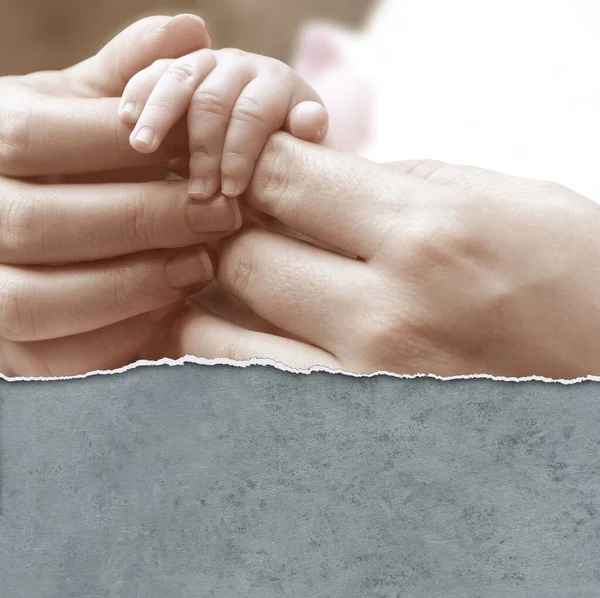 Baby Hand Hålla Mammas Händer — Stockfoto