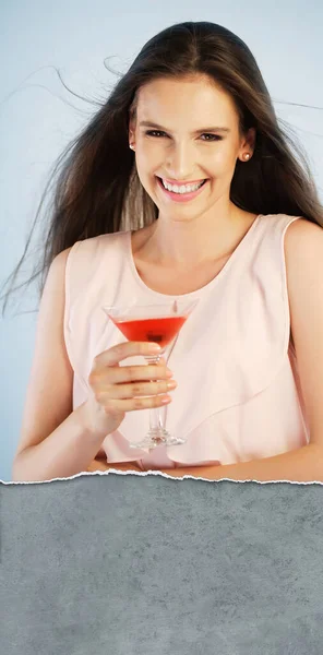 Giovane Donna Godendo Cocktail — Foto Stock