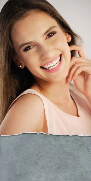 Portrait Young Woman Smiling Looking Shoulder — Stock Photo, Image