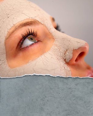 Bir kadının yüzüne kilden bir maske yapıştır.