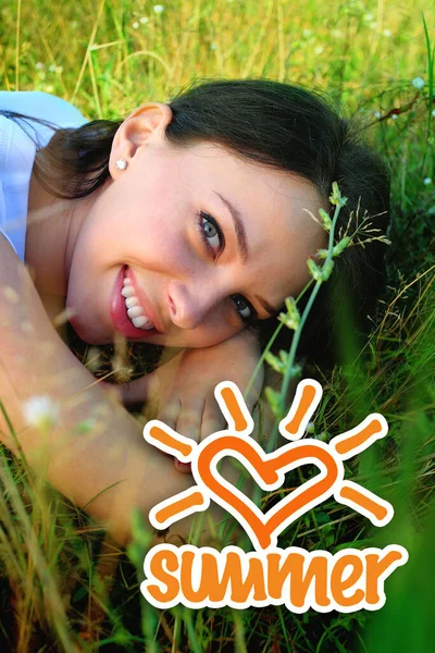 Retrato Uma Jovem Mulher Relaxando Parque — Fotografia de Stock