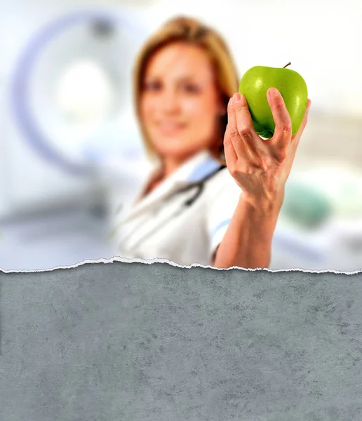 Junger Arzt Mit Einem Apfel Arm Hintergrund Krankenhaus — Stockfoto