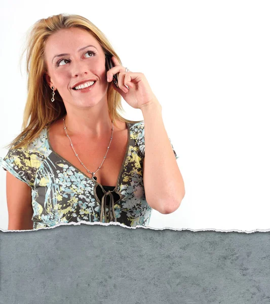 Mujer Joven Sonriendo Hablando Por Teléfono — Foto de Stock