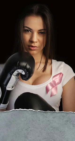 Brustkrebs Konzept Frau Mit Rosa Schleife Und Boxhandschuhen — Stockfoto