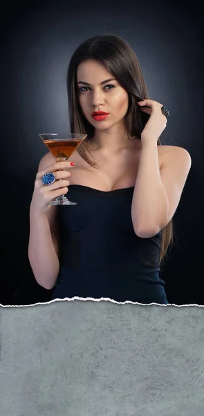 Kokteyl Bardağı Tutan Seksi Diva — Stok fotoğraf