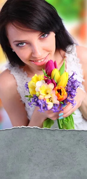 Mujer Joven Sosteniendo Flores Primavera —  Fotos de Stock