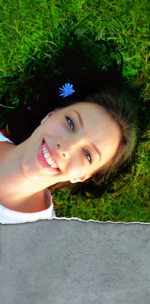 Portrait Une Jeune Femme Relaxant Dans Parc — Photo