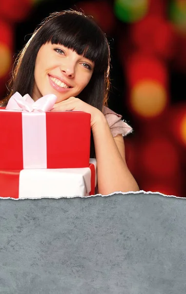 Retrato Una Mujer Sonriente Con Cajas Regalo Las Manos — Foto de Stock