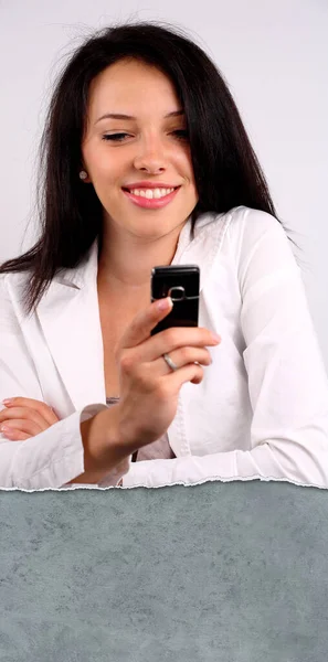 Joven Mujer Negocios Mirando Teléfono Móvil — Foto de Stock