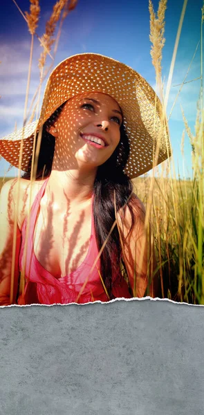 Güneş Şapkası Takan Genç Bir Kadının Portresi — Stok fotoğraf