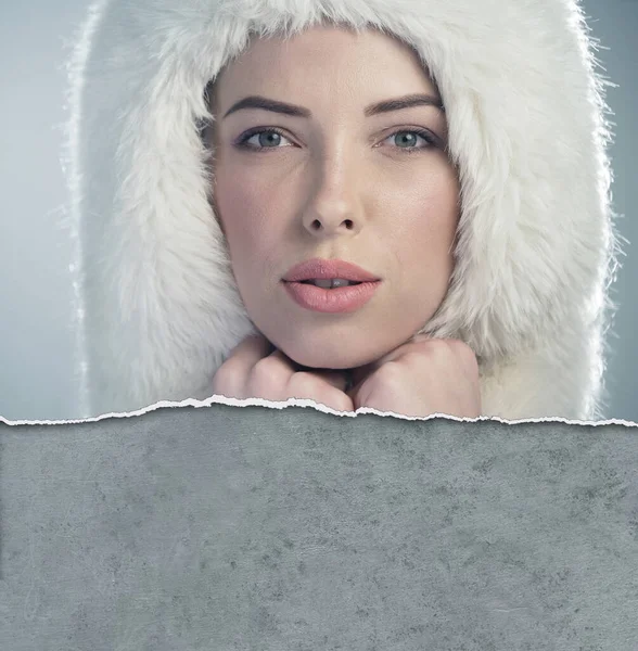 Een Jonge Vrouw Met Een Witte Bontpet Koude Winterdag — Stockfoto