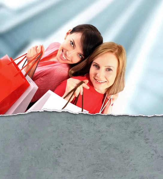Две Молодые Женщины Покупающие Торговом Центре — стоковое фото