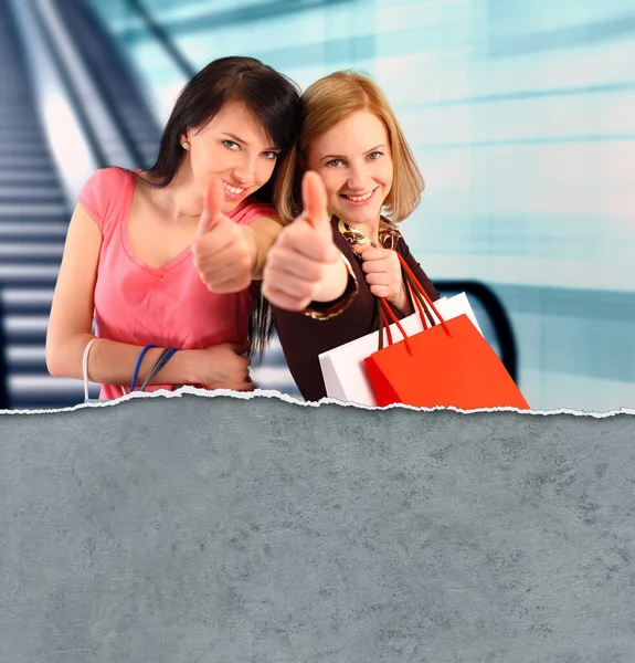 两个女人在商场 竖起大拇指 — 图库照片