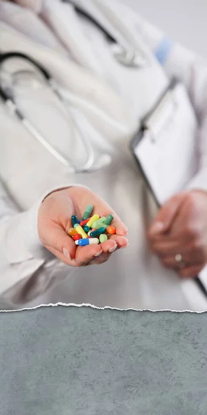 Lekarz Pokazuje Garść Kolorowych Tabletek — Zdjęcie stockowe