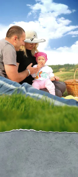 Счастливая Семья Устраивает Пикник Парке — стоковое фото