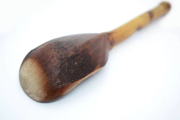 beyaz bir arka plan üzerinde Antik tahta kaşık