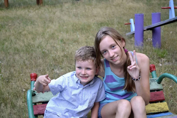 çocuklar parkta bir salıncak üzerinde oturuyorsun