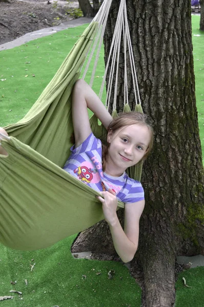 bir hamak parkta oturan kız