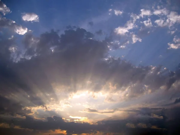 fotoğraf gece gökyüzü yağmurdan önce gösterir