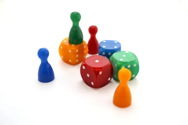 Beyaz bir arka plan üzerinde dört adet çok renkli zar