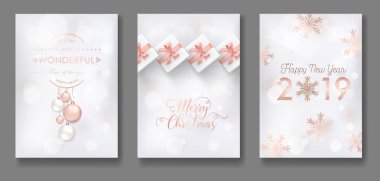 Zarif Merry Christmas ve yeni yıl 2019 kartları parlayan Rose altın Glitter Noel topları ile ayarla, yıldız, selamlar, davet, el ilanı, broşür, için kar taneleri kapak vektörde