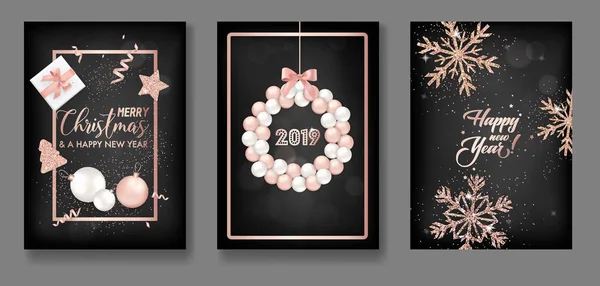 Set di eleganti biglietti di auguri per Natale e Capodanno 2019 con palline di Natale scintillanti in oro rosa, stelle, fiocchi di neve per saluti, inviti, volantini, brochure, copertina in vettore — Vettoriale Stock