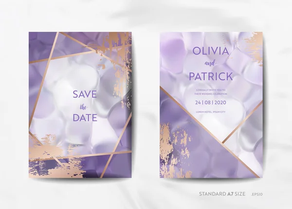 Coleção de cartões de convite de casamento. Save the Date, RSVP com fundo de textura violeta na moda e ilustração de design de moldura art deco geométrica dourada em vetor — Vetor de Stock