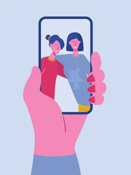 Χέρι κρατώντας το κινητό τηλέφωνο με χαρούμενα κορίτσια εμφανίζονται στην οθόνη. Φίλοι που ποζάρουν για selfie, ομάδα χαρούμενοι άνθρωποι που φωτογραφίζουν τους εαυτούς τους. Επίπεδη εικόνα διανυσματικών χαρακτήρων κινουμένων σχεδίων — Διανυσματικό Αρχείο