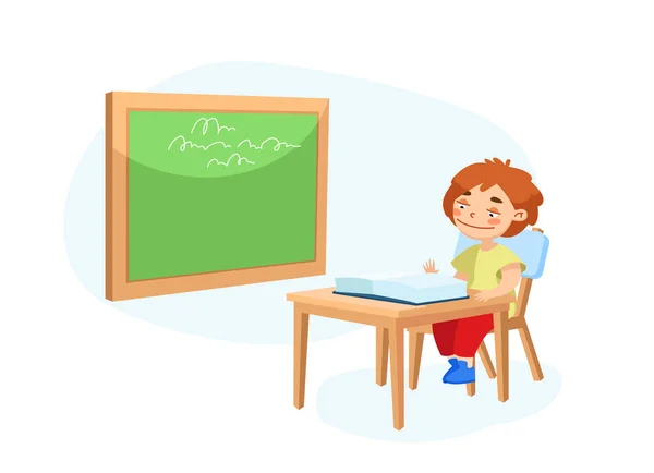 Little Schoolboy personagem sentado na mesa com livro aberto na frente de Blackboard com Lição Escritos. Volta para a Escola, Educação Primária. Kid Student na sala de aula. Desenhos animados Vector Ilustração — Vetor de Stock