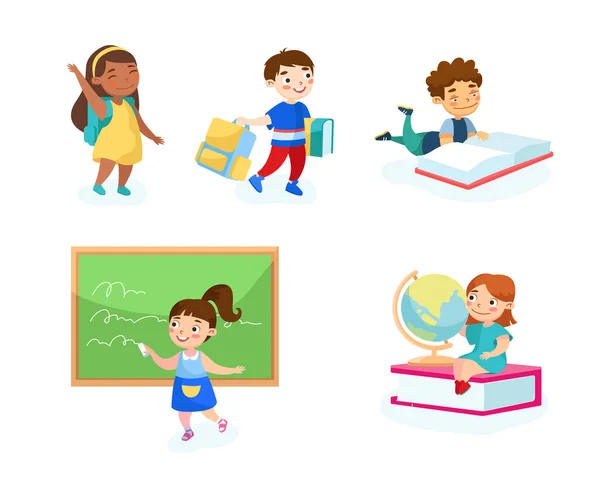 Set van Kinderen met Studie Gereedschap en Materiaal. Schooljongens en schoolmeisjes met Rugzak, Globe, Zwaaiende Hand, Leesboek en Schrijf op Blackboard Terug naar School. Cartoon People Vector Illustratie — Stockvector