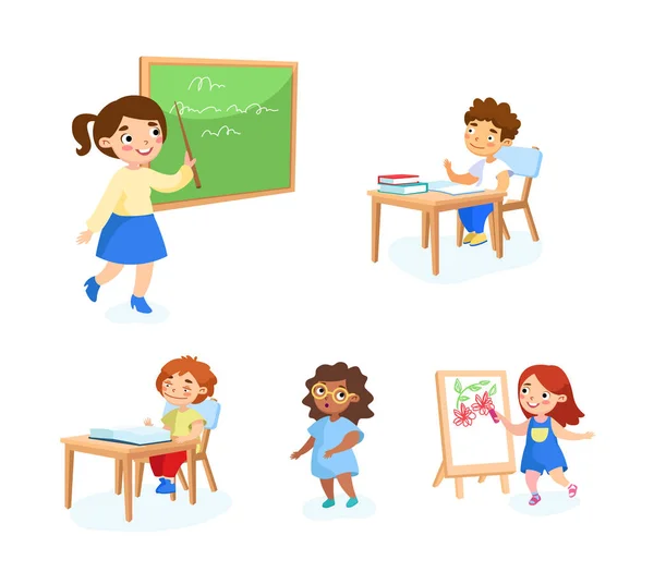 带着学习工具、书籍和设备回到学校。男生和女生在黑板上指点，坐在教室的课桌前，画画。卡通人物矢量图解 — 图库矢量图片